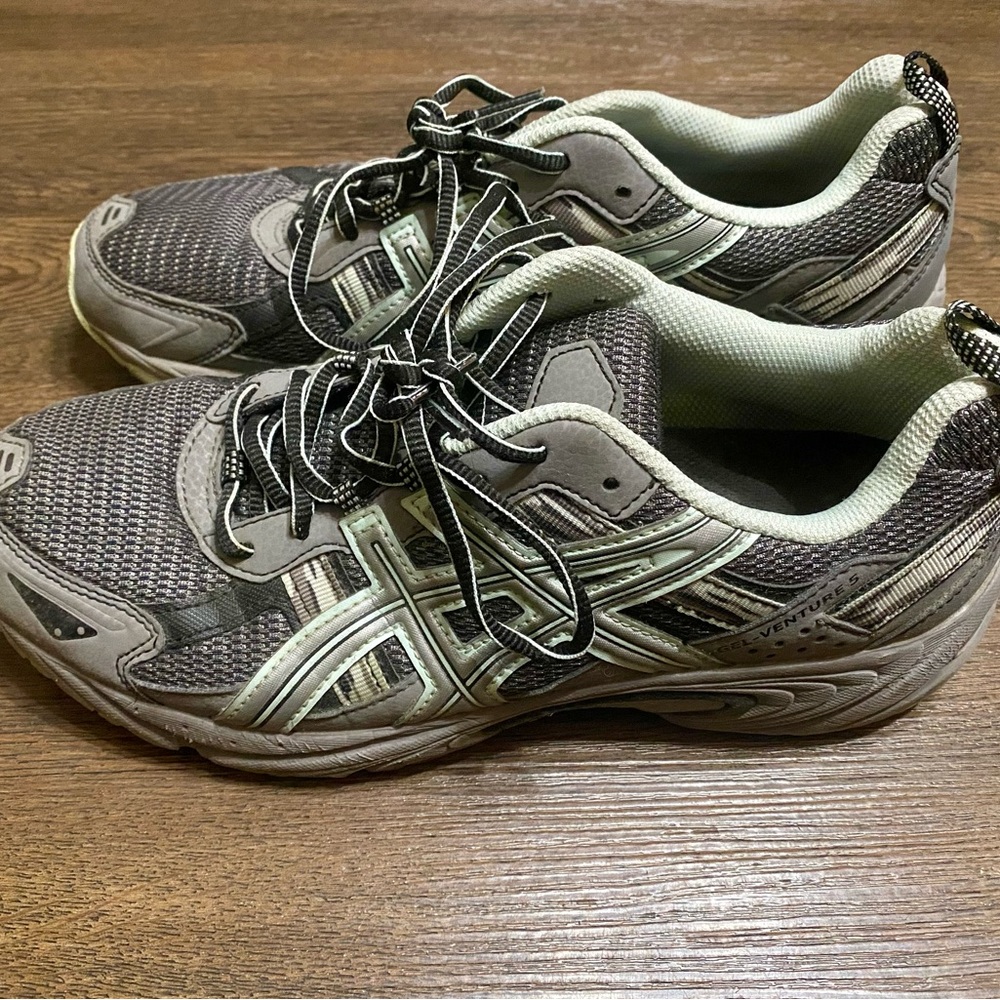 ASICS Gray and White Women’s Athletic Shoes 10US